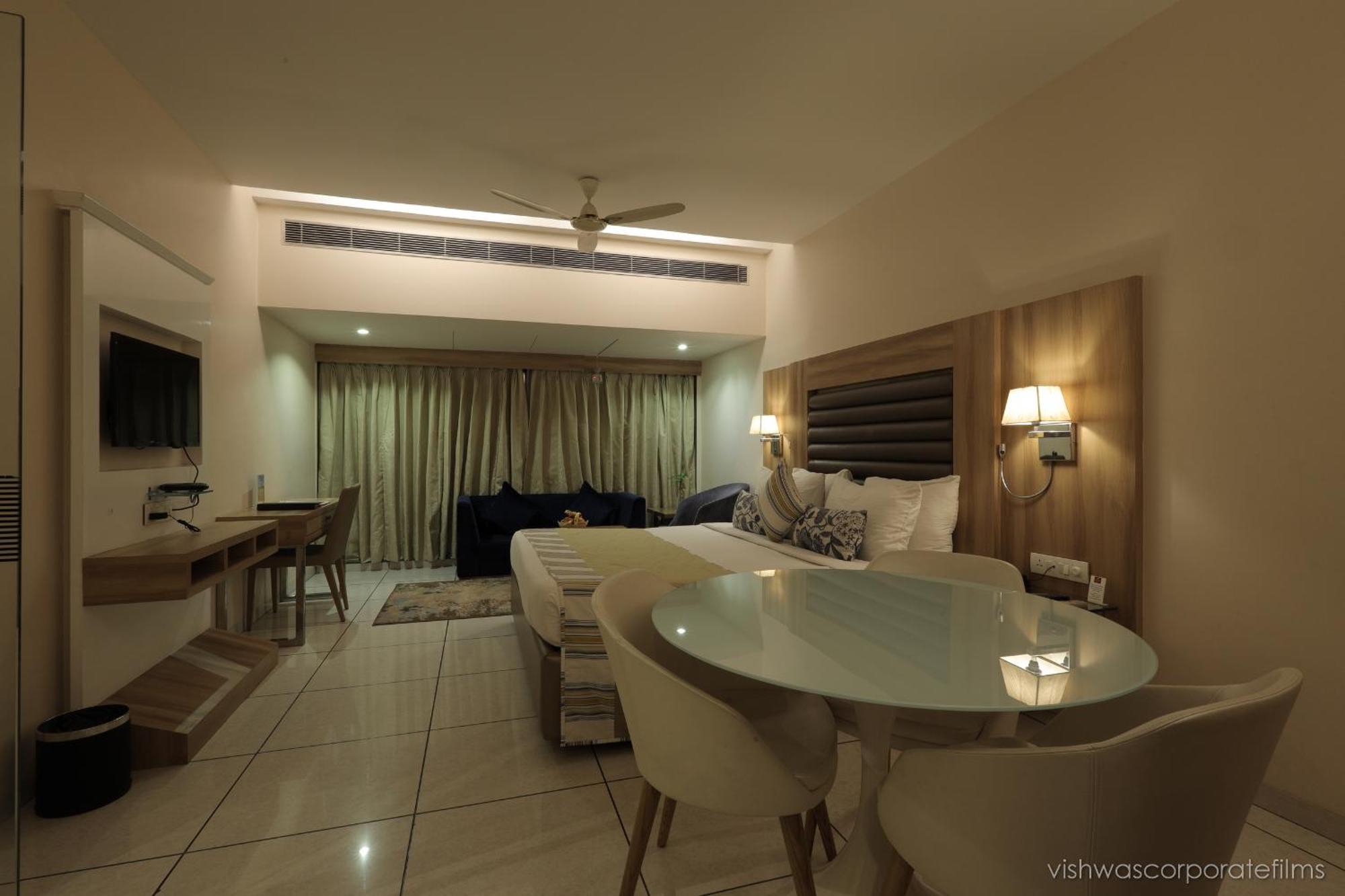 Rang Lords Inn Bharuch Екстериор снимка