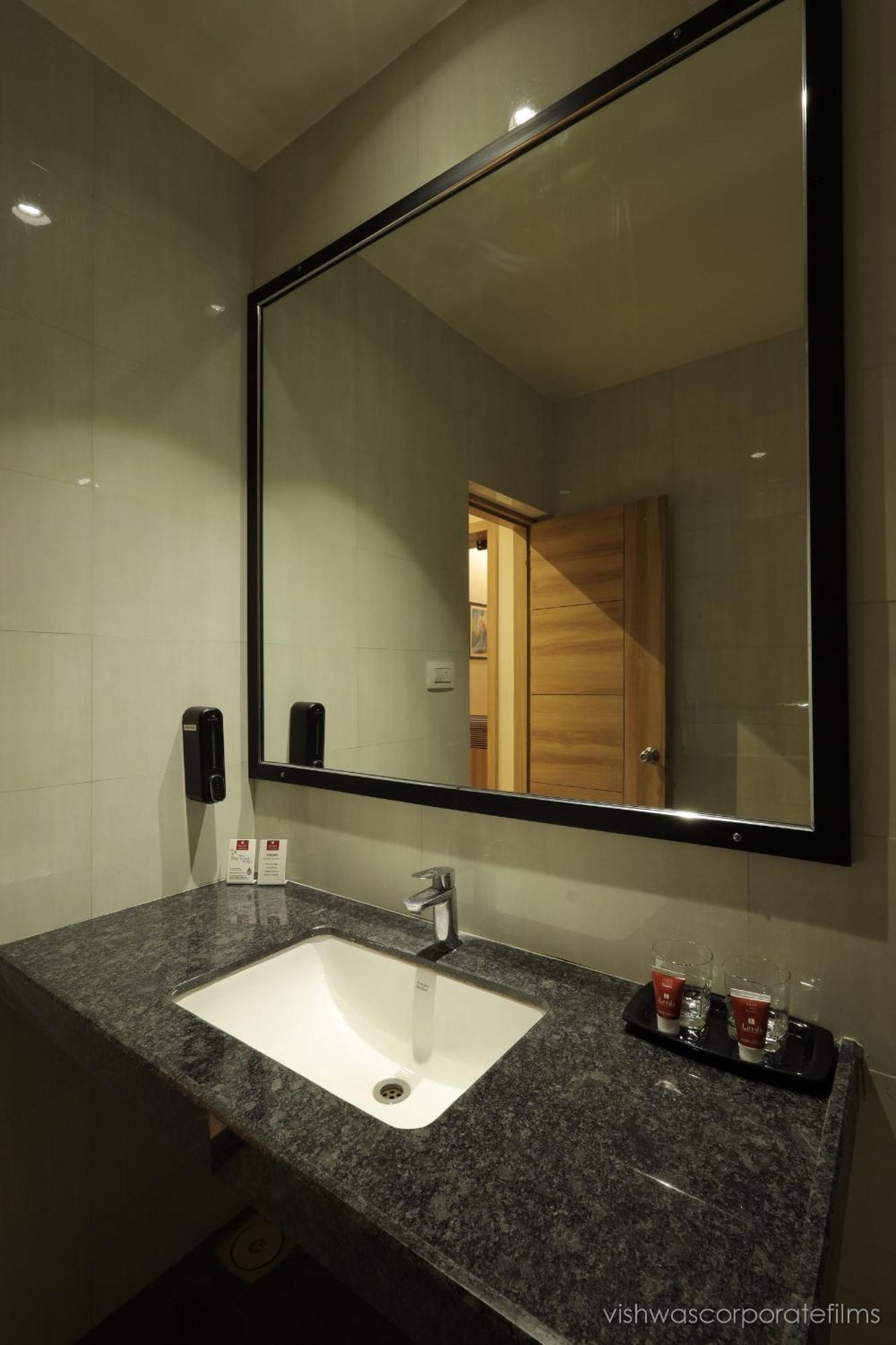 Rang Lords Inn Bharuch Екстериор снимка