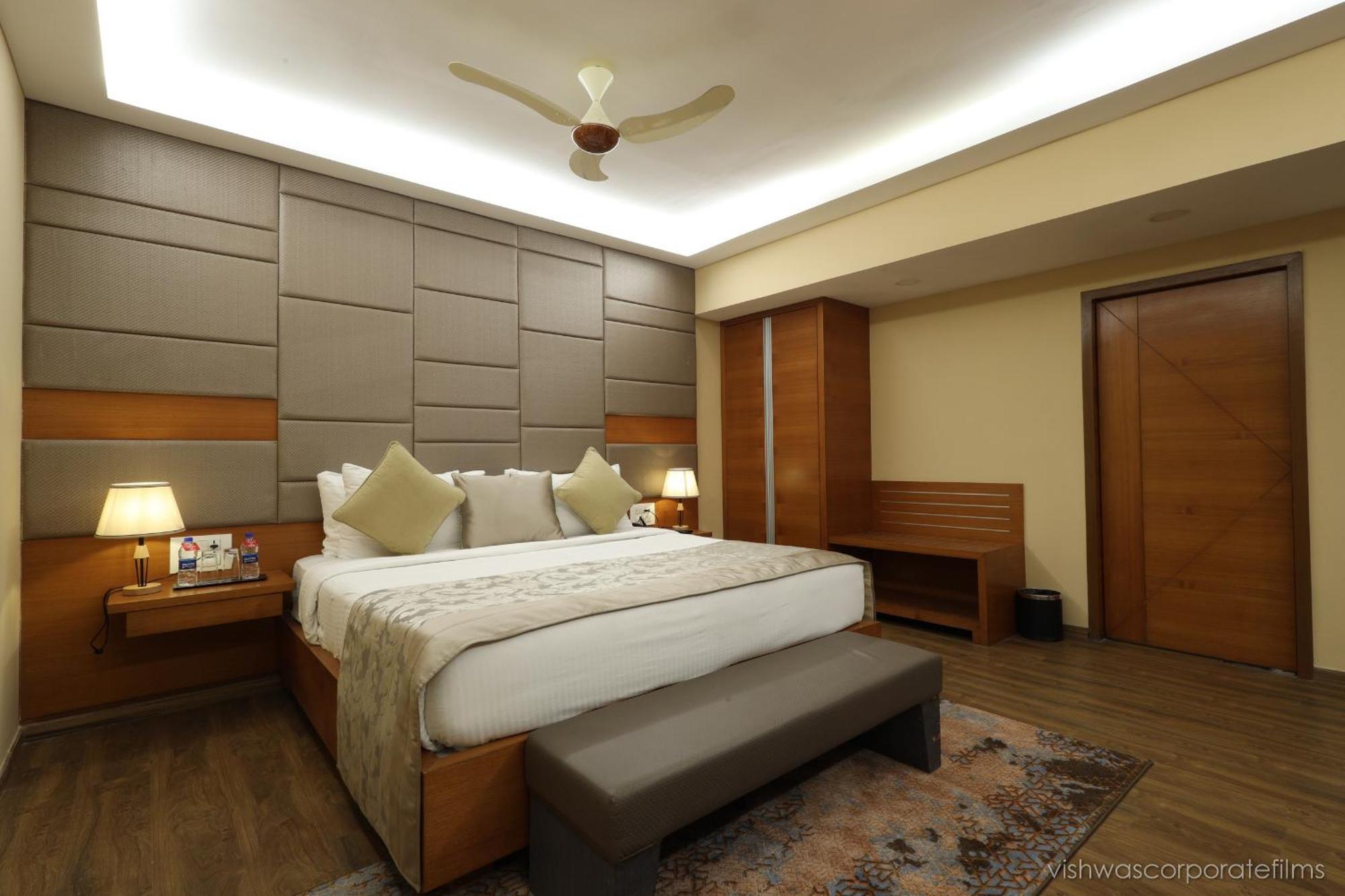 Rang Lords Inn Bharuch Екстериор снимка